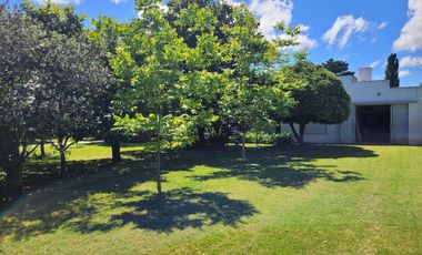 Casa en  venta City Bell 2 dormitorios   casa huéspedes 1 dormitorio lote 2500 m2