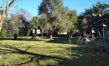 Casa en  venta City Bell 2 dormitorios   casa huéspedes 1 dormitorio lote 2500 m2