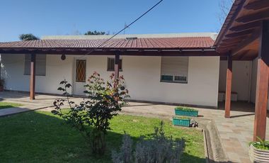 Casa en  venta City Bell 2 dormitorios   casa huéspedes 1 dormitorio lote 2500 m2