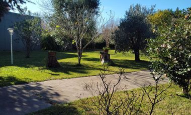 Casa en  venta City Bell 2 dormitorios   casa huéspedes 1 dormitorio lote 2500 m2