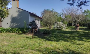 Casa en  venta City Bell 2 dormitorios   casa huéspedes 1 dormitorio lote 2500 m2