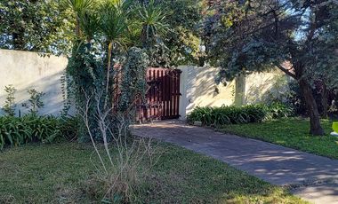 Casa en  venta City Bell 2 dormitorios   casa huéspedes 1 dormitorio lote 2500 m2