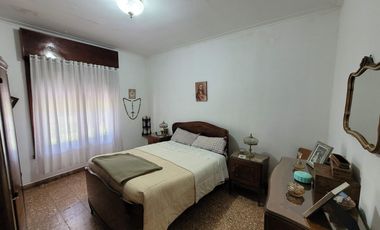 Casa en  venta City Bell 2 dormitorios   casa huéspedes 1 dormitorio lote 2500 m2