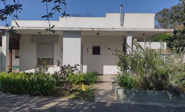 Casa en  venta City Bell 2 dormitorios   casa huéspedes 1 dormitorio lote 2500 m2