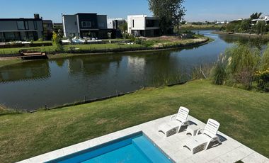 Casa en Venta con renta a la Laguna Barrio Islas El Canton A Estrenar
