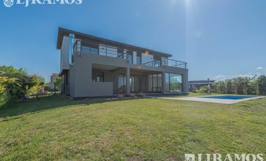 Casa en Venta con renta a la Laguna Barrio Islas El Canton A Estrenar