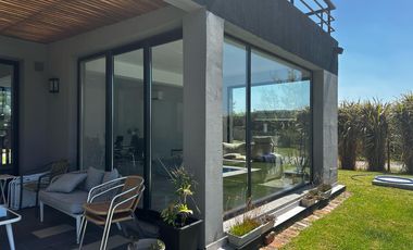 Casa en Venta con renta a la Laguna Barrio Islas El Canton A Estrenar