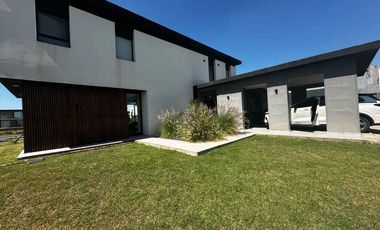 Casa en Venta con renta a la Laguna Barrio Islas El Canton A Estrenar