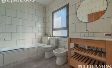 Casa en Venta con renta a la Laguna Barrio Islas El Canton A Estrenar