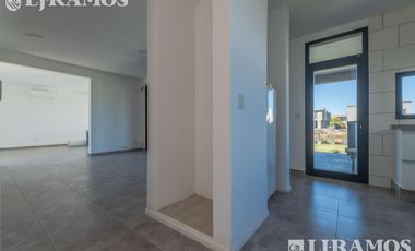 Casa en Venta con renta a la Laguna Barrio Islas El Canton A Estrenar