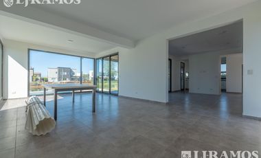 Casa en Venta con renta a la Laguna Barrio Islas El Canton A Estrenar