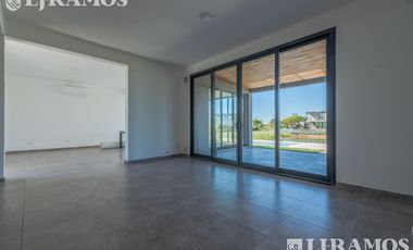 Casa en Venta con renta a la Laguna Barrio Islas El Canton A Estrenar