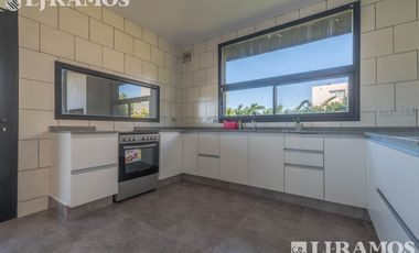 Casa en Venta con renta a la Laguna Barrio Islas El Canton A Estrenar