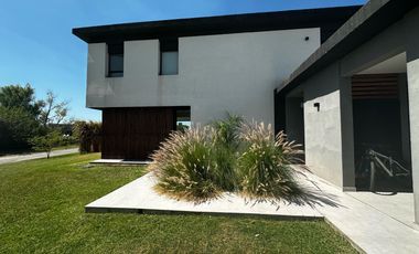 Casa en Venta con renta a la Laguna Barrio Islas El Canton A Estrenar