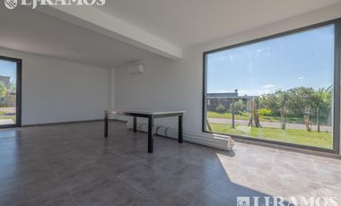 Casa en Venta con renta a la Laguna Barrio Islas El Canton A Estrenar