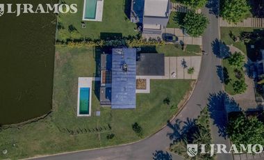 Casa en Venta con renta a la Laguna Barrio Islas El Canton A Estrenar