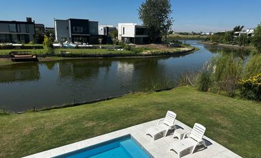 Casa en Venta con renta a la Laguna Barrio Islas El Canton A Estrenar