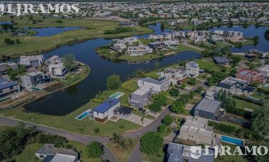 Casa en Venta con renta a la Laguna Barrio Islas El Canton A Estrenar