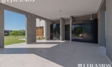 Casa en Venta con renta a la Laguna Barrio Islas El Canton A Estrenar