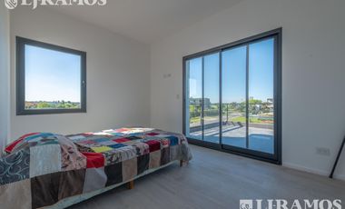 Casa en Venta con renta a la Laguna Barrio Islas El Canton A Estrenar
