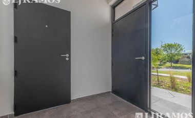 Casa en Venta con renta a la Laguna Barrio Islas El Canton A Estrenar