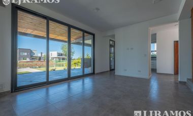 Casa en Venta con renta a la Laguna Barrio Islas El Canton A Estrenar