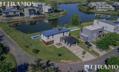 Casa en Venta con renta a la Laguna Barrio Islas El Canton A Estrenar