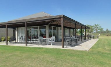 Casa en Venta con renta a la Laguna Barrio Islas El Canton A Estrenar