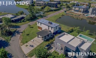 Casa en Venta con renta a la Laguna Barrio Islas El Canton A Estrenar
