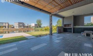 Casa en Venta con renta a la Laguna Barrio Islas El Canton A Estrenar