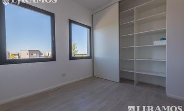 Casa en Venta con renta a la Laguna Barrio Islas El Canton A Estrenar