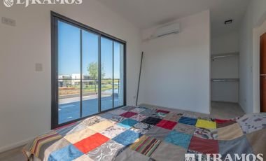 Casa en Venta con renta a la Laguna Barrio Islas El Canton A Estrenar
