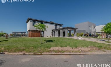 Casa en Venta con renta a la Laguna Barrio Islas El Canton A Estrenar