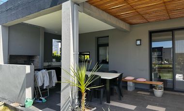 Casa en Venta con renta a la Laguna Barrio Islas El Canton A Estrenar
