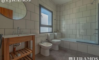 Casa en Venta con renta a la Laguna Barrio Islas El Canton A Estrenar