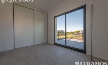 Casa en Venta con renta a la Laguna Barrio Islas El Canton A Estrenar
