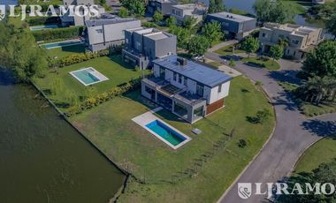 Casa en Venta con renta a la Laguna Barrio Islas El Canton A Estrenar