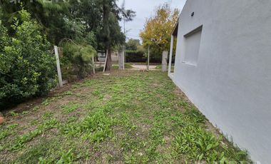 Venta casa 2 ambientes con jardin en El pato