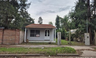 Venta casa 2 ambientes con jardin en El pato