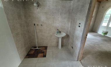 Venta casa 2 ambientes con jardin en El pato