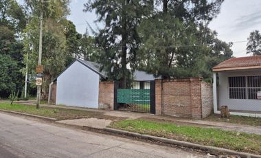 Venta casa 2 ambientes con jardin en El pato