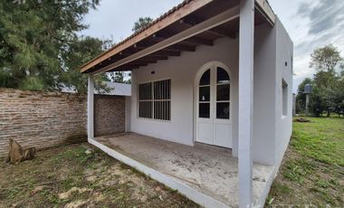 Venta casa 2 ambientes con jardin en El pato