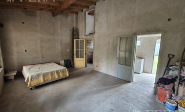 Venta casa 2 ambientes con jardin en El pato