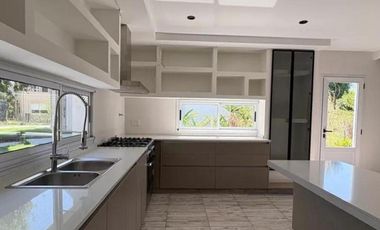 Casa en Venta Haras Santa Maria-Desarrollada en 1 planta-4 Dormitorios-Seguridad-Colegio-Deportes