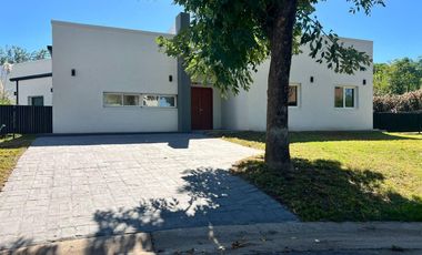 Casa en Venta Haras Santa Maria-Desarrollada en 1 planta-4 Dormitorios-Seguridad-Colegio-Deportes