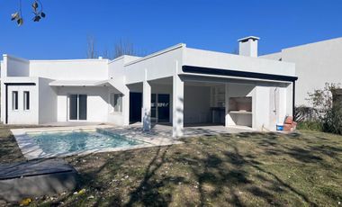 Casa en Venta Haras Santa Maria-Desarrollada en 1 planta-4 Dormitorios-Seguridad-Colegio-Deportes