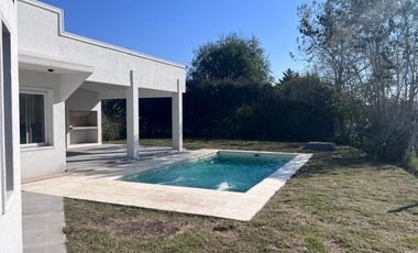 Casa en Venta Haras Santa Maria-Desarrollada en 1 planta-4 Dormitorios-Seguridad-Colegio-Deportes