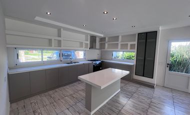 Casa en Venta Haras Santa Maria-Desarrollada en 1 planta-4 Dormitorios-Seguridad-Colegio-Deportes