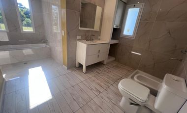 Casa en Venta Haras Santa Maria-Desarrollada en 1 planta-4 Dormitorios-Seguridad-Colegio-Deportes