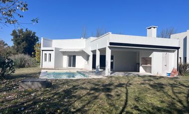 Casa en Venta Haras Santa Maria-Desarrollada en 1 planta-4 Dormitorios-Seguridad-Colegio-Deportes